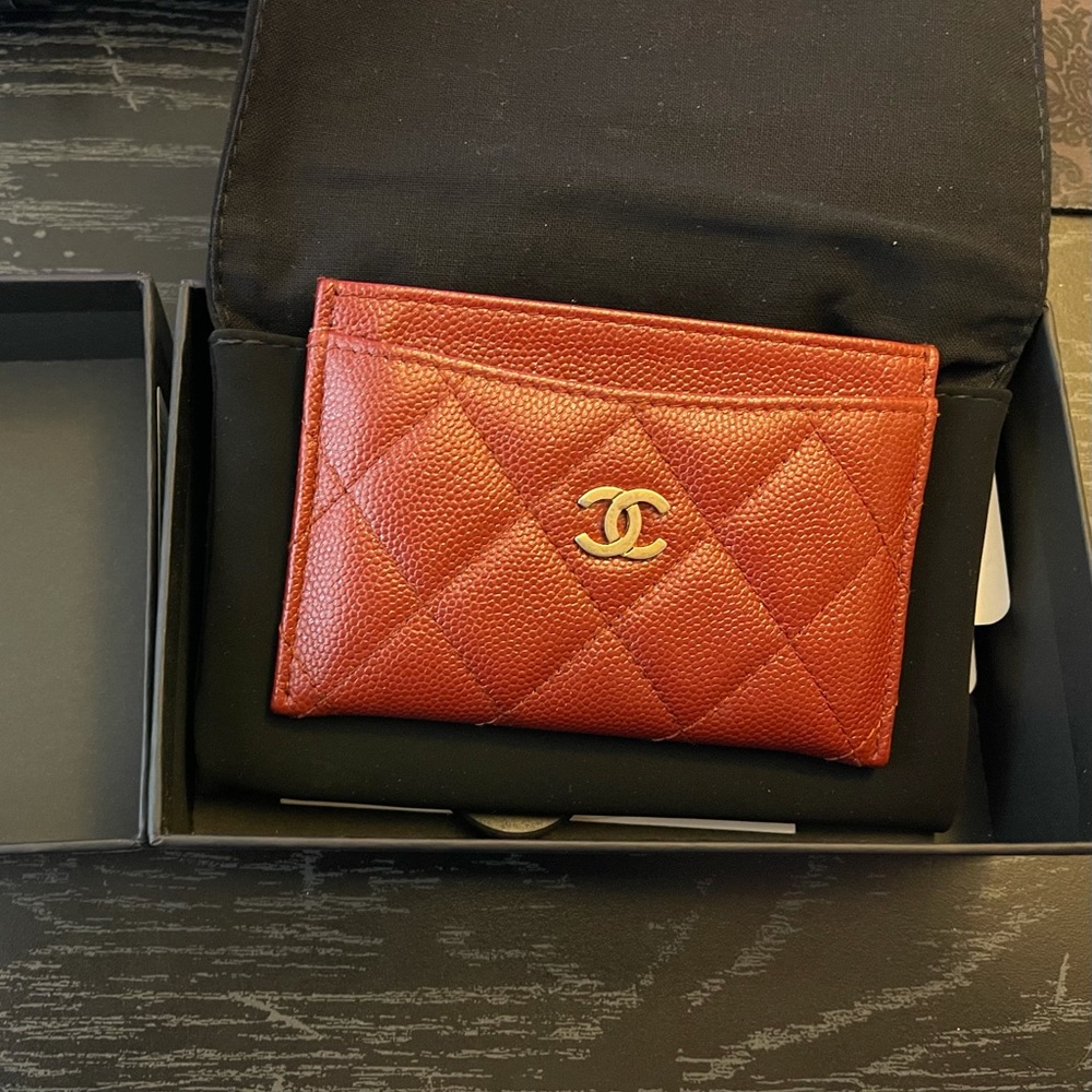 **SOLD**CHANEL IRIDESCENT CAVIAR CARDHOLDER!*RARE*